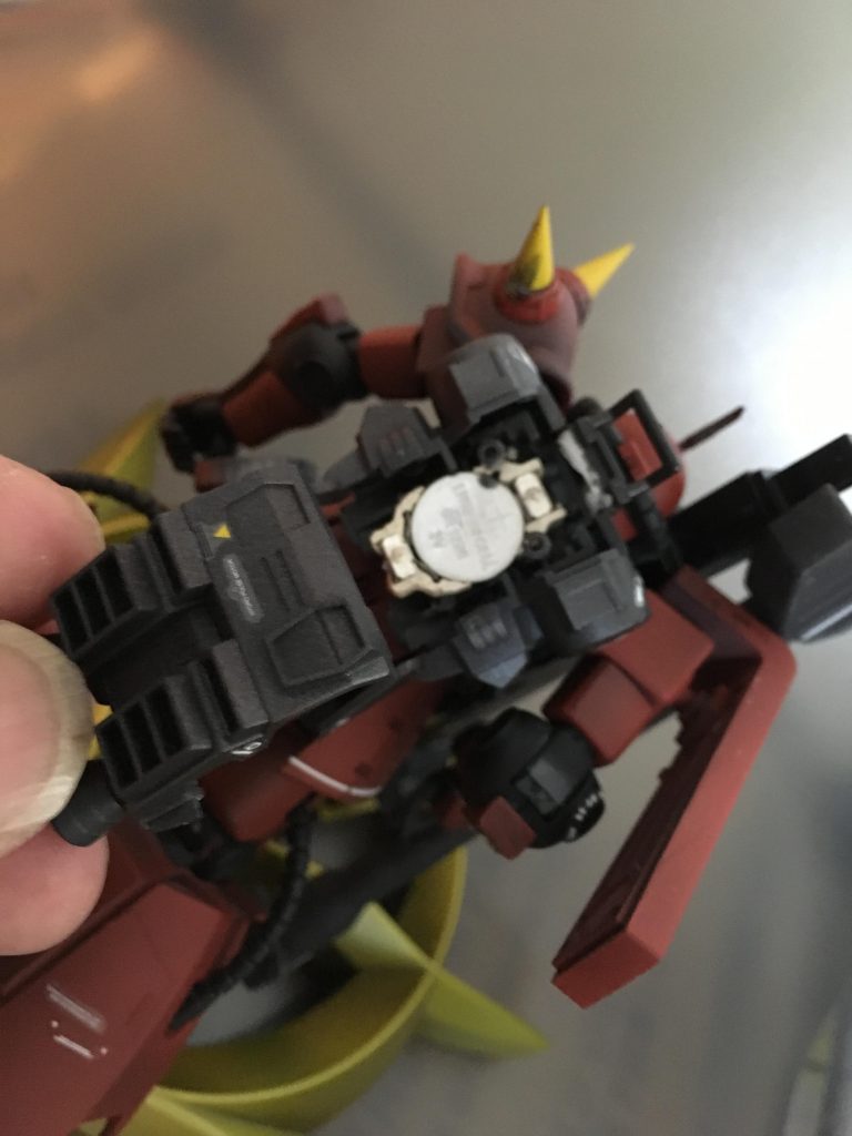 ダボも全部切り落とさず、支柱の真ん中辺りから虫歯のように削り取ってやるだけで接続可能にしておくとこの通り。カチャッとハマります。