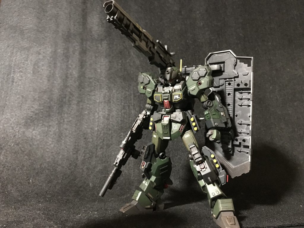 先ずは素立ち。目を引くキャノンとシールドはコトブキヤの物を使いました。足元は強めに汚してます。