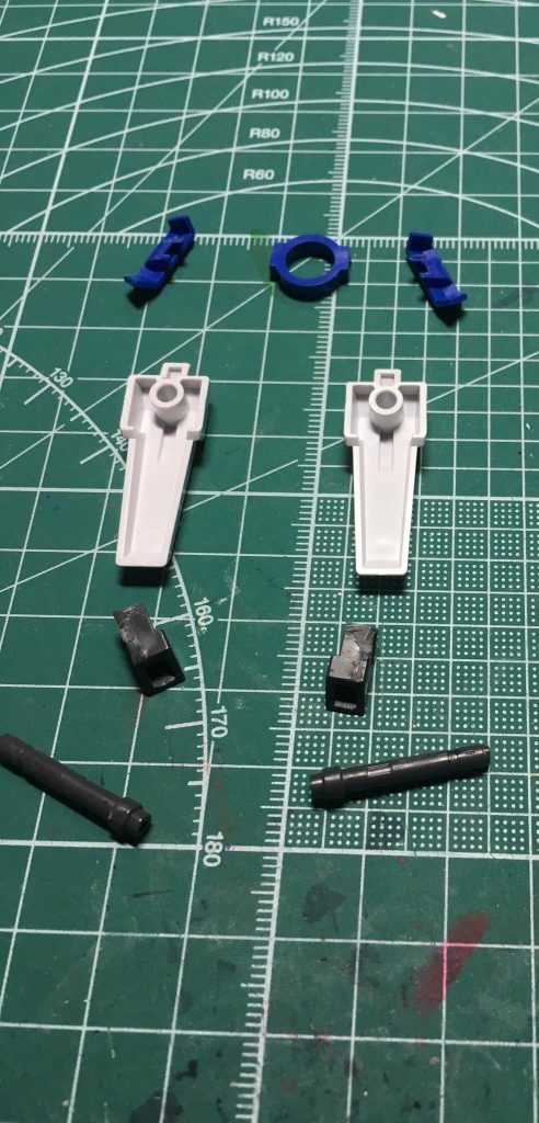 サイドアーマーにビームサーベルを装備しました。当初は装甲裏に装着する予定でしたが、サイズが合わずに断念。ラック、サーベルグリップともに「システムウェポン005」のニードルクローのパーツを加工して使用しました。ラック周囲は0.5mmプラ板を貼りました。
 腰を回せるようにするため、E1 ⑧パーツは3つに分割し、左右パーツはサイドスカートに接着。