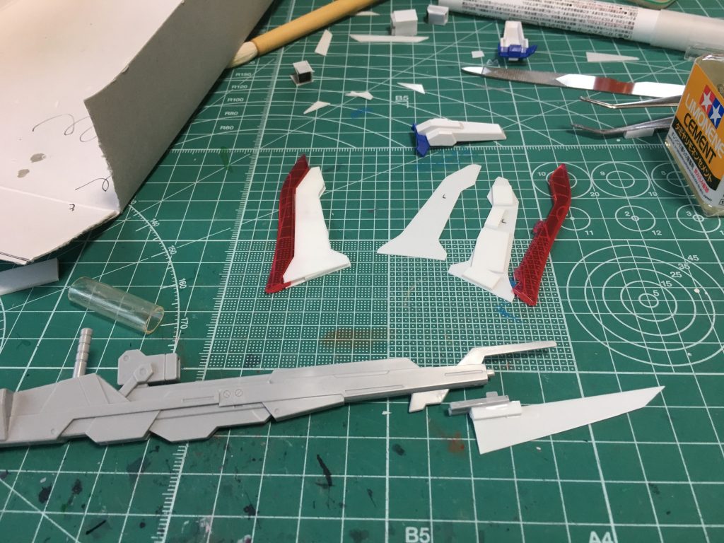 ビームブレードはビーム刃やバックパックと現物あわせで、傾斜のつき方や格好よさそうな形状を模索しました。内部にリブの位置合わせになるようにプラ板を仕込み、形が出来上がってから食パンのクリップを加工してディテールを追加しました。