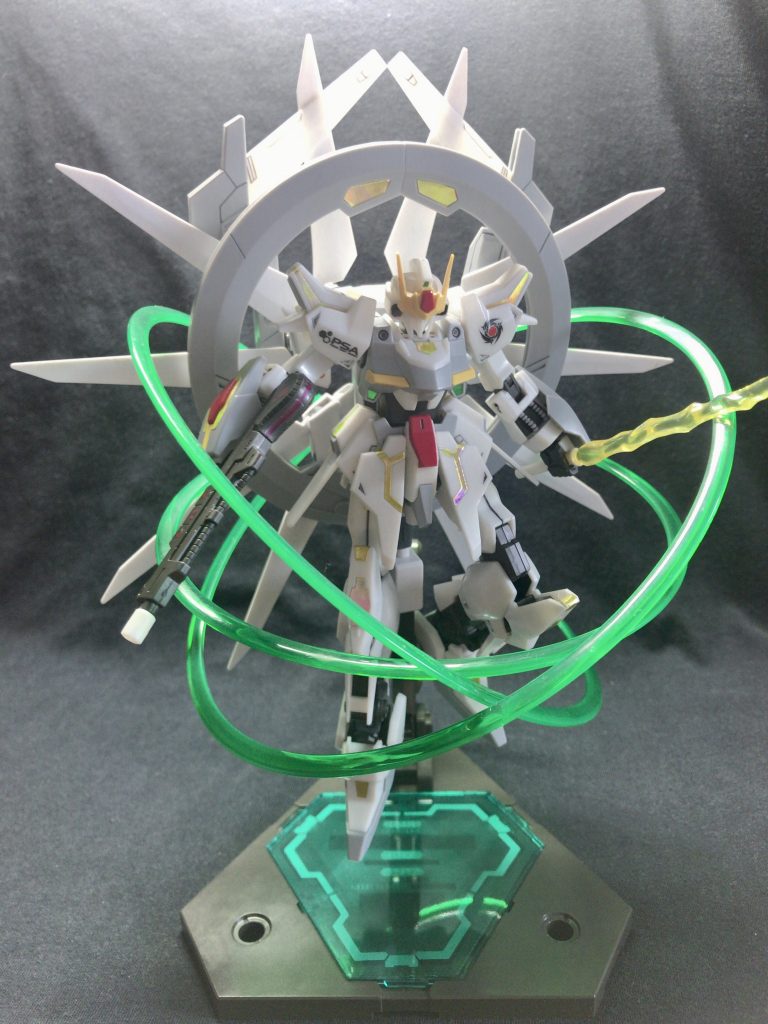 ヴォワチュール・フィールドを展開。ビーム攻撃はおろか物理攻撃も防ぐことが可能。吸収したエネルギーは本体のスペックの向上や大技に還元。展開した10枚の羽はソードビットとしての機能も隠し持っている。