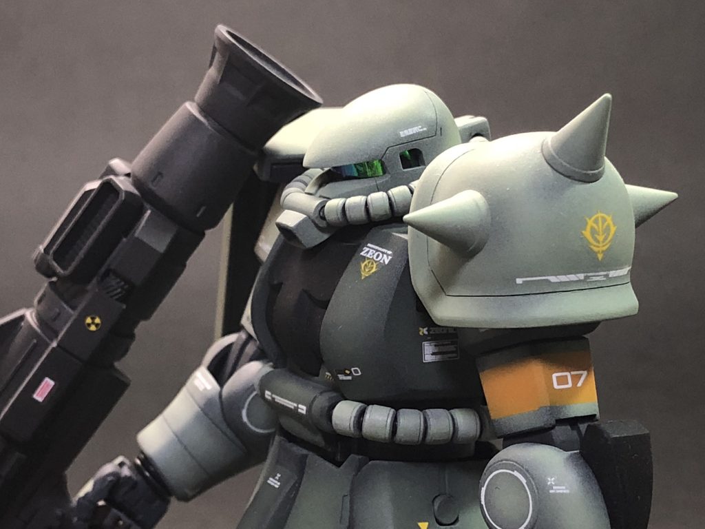 バイザーは対放射能用のミラーシールド採用。