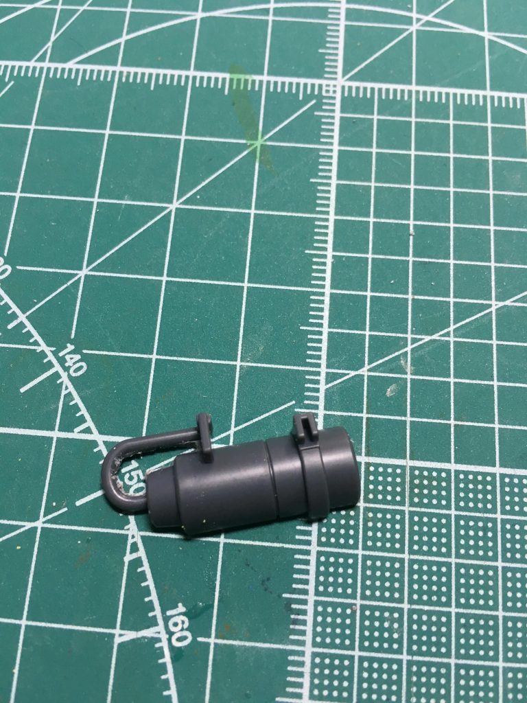 ビームライフルのケーブル部は埋まっていたのでピンバイスで穴を複数開け、それをつなげる形で開口。紙やすりで整形します。