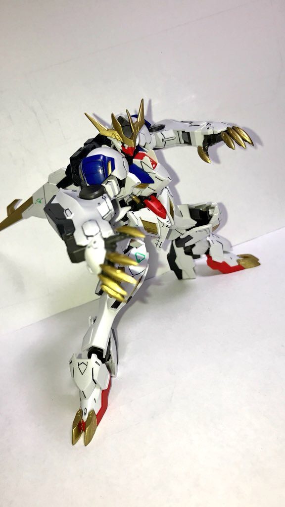 格闘前のポーズのような。
三日月は絶対にしないとは思いますが、レクスさんにはこの格好も似合います。