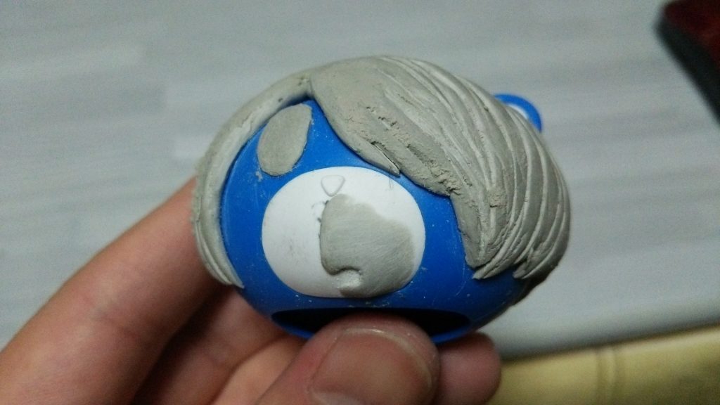 パテで髪の毛、目玉と水木風の口元を再現していきます。