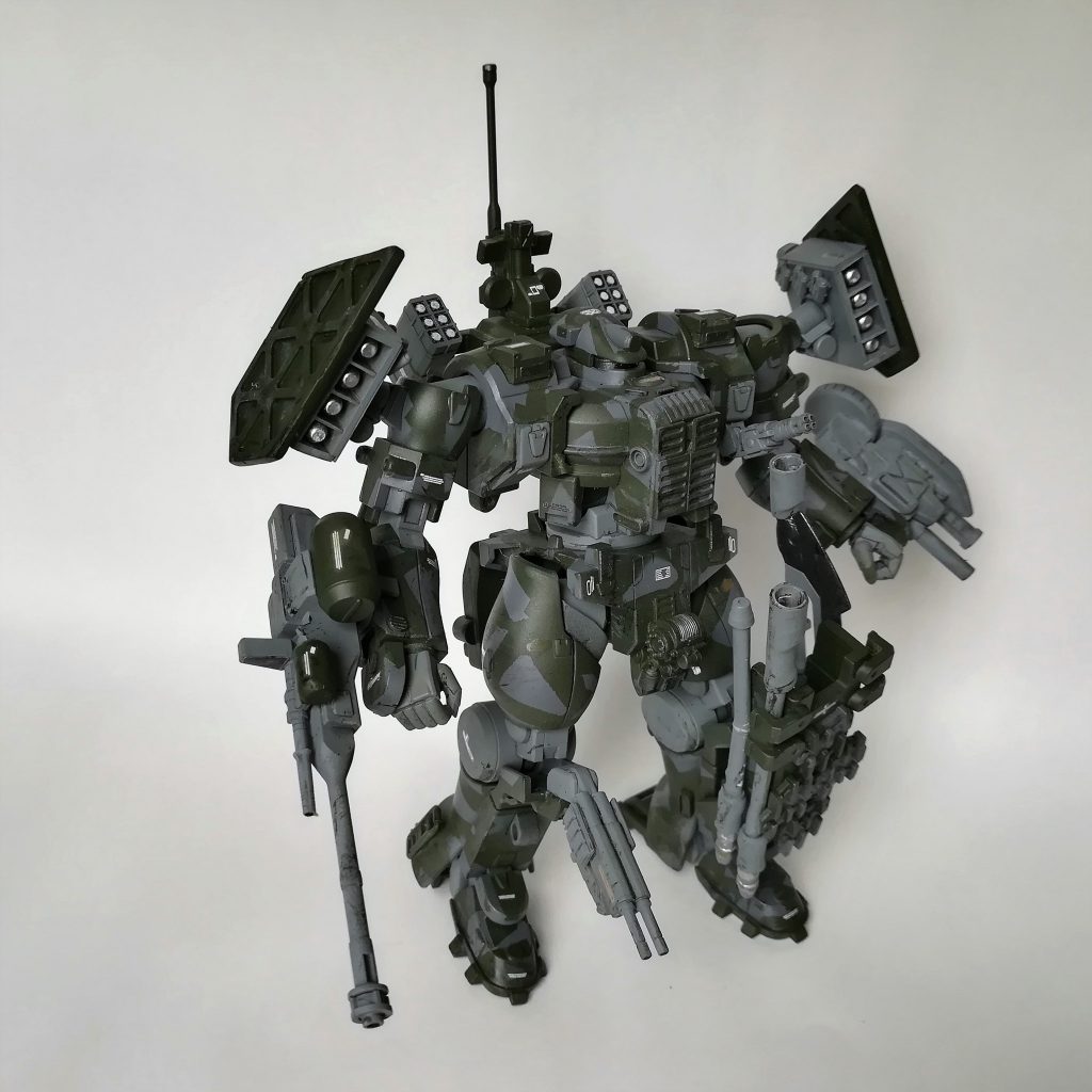 設定もデザインも大好きなティエレンですが、200mm滑腔砲の観測が12.7mmでは細すぎでは？
右膝の対空砲と砲弾共用と言う事で、30mmくらいかなと作り直しました。
取って付けたような右膝の2連装砲になりました。