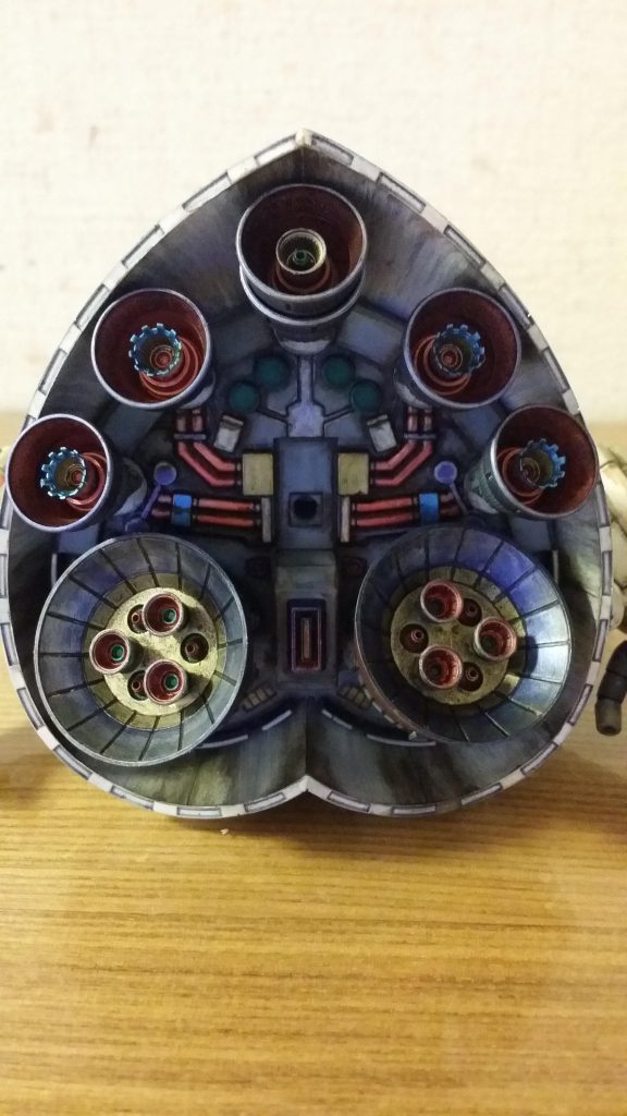 スカート内はガンダムマーカーで塗り分け。バーニア内はお助けパーツで複層っぽく。