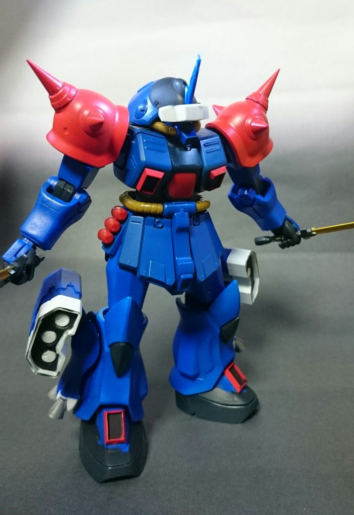 統合整備計画のアピールとして組み上げられた機体で、ザクの操縦性、グフのトルク、ゲルググの出力を兼ね備えているというカタログスペックを持っているが、当然生産ラインを圧迫するので、デモンストレーション機のみの製造にとどまった。
あとこのカラーリングはさすがに某ブルーを連想させるということでこっぴどく怒られた。
という脳内設定です。