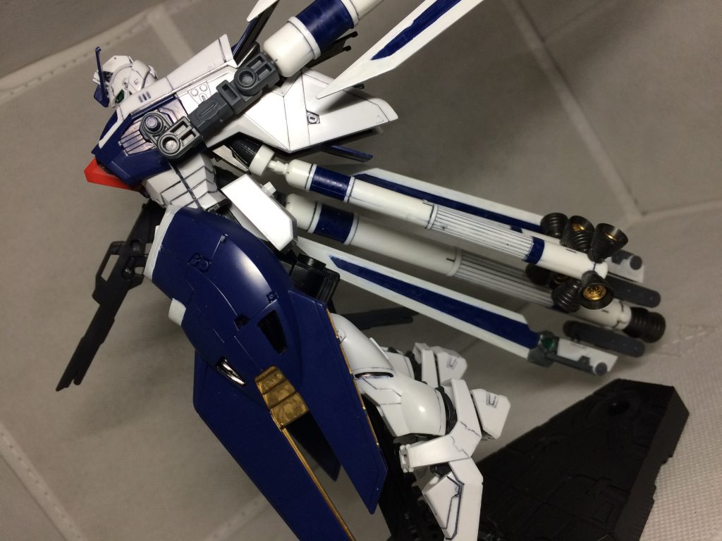バックパックは実は部位でいうと背中ではなく腕！
アームアームズのジョイントを肩関節に割り込ませて
こんな風についています