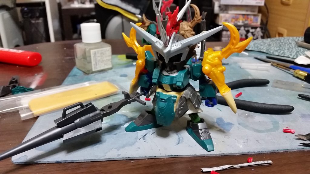 製作途中。実は外装はほぼ周倉ドーベンウルフのキットを使用しています。