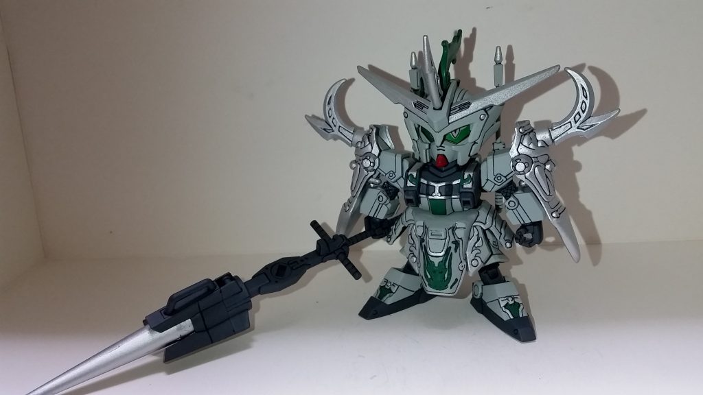 メイン武器は破邪の槍である銀鋭槍、ドーベン時代から使用している2本の尖刃刀、攻防一体の鬼鋭盾。