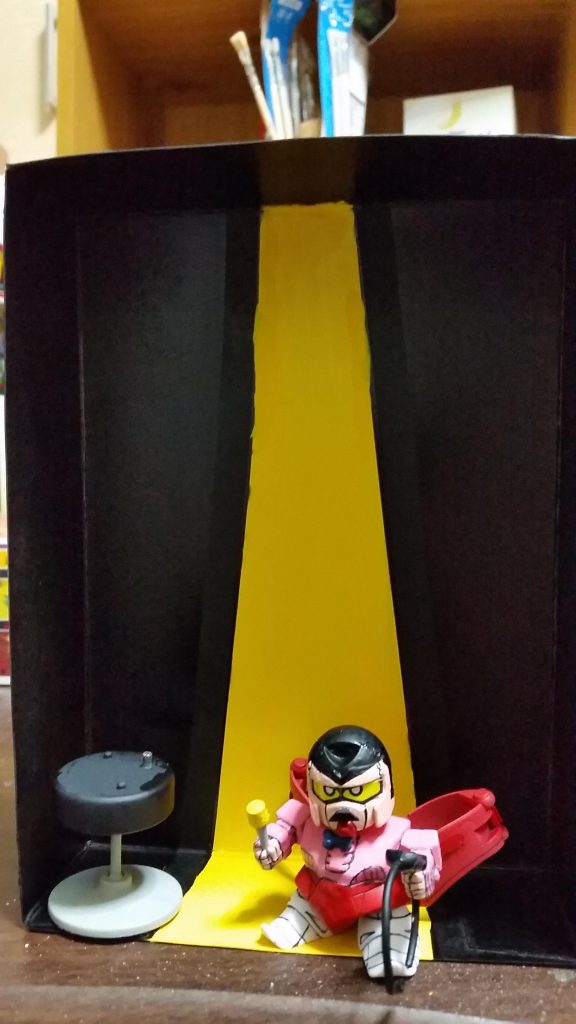 スポットライトはプラモの箱を使用。