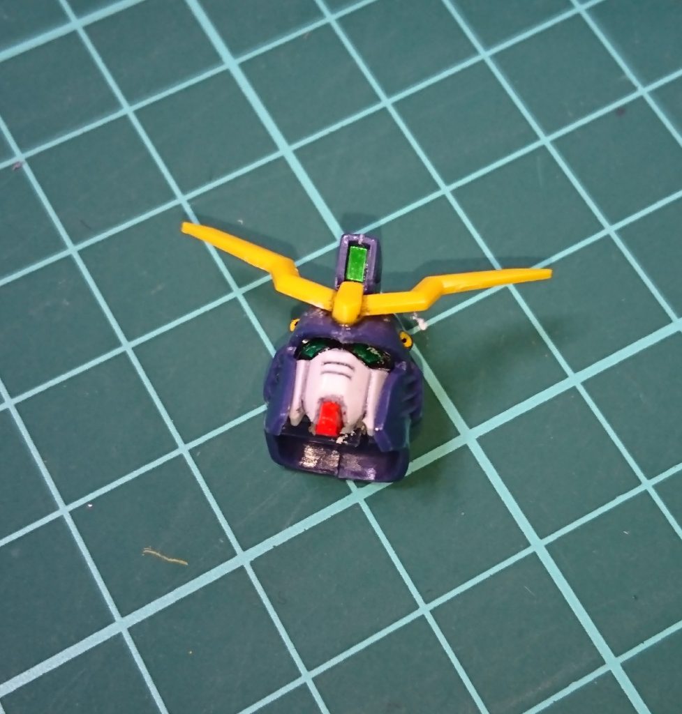 アゴは長すぎると感じたので短く
かなりイケメンになりました
アンテナもデザインナイフで削りました