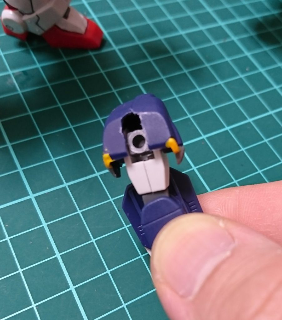 肩アーマーも切り欠き、更に上に上げられるように。
今は根本に細く切ったプラ板を貼りアーマーが下がらないように改修しています