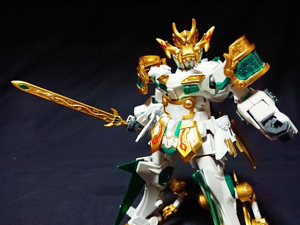 巨神体が再現できてかなり満足。
扇子龍楯を固定するダブルボールジョイントが余るが、背部に背負ったSD時の頭部にはめておけば余剰なく組み上げることが可能。