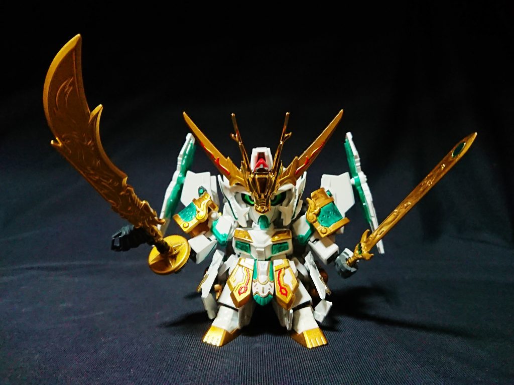 龍大帝時は背中に龍輝宝を背負うため背部が重いが、フルアーマーユニコーンを模した姿のため、一部パーツがプロペラントタンクの代わりになり後ろに倒れることはない。