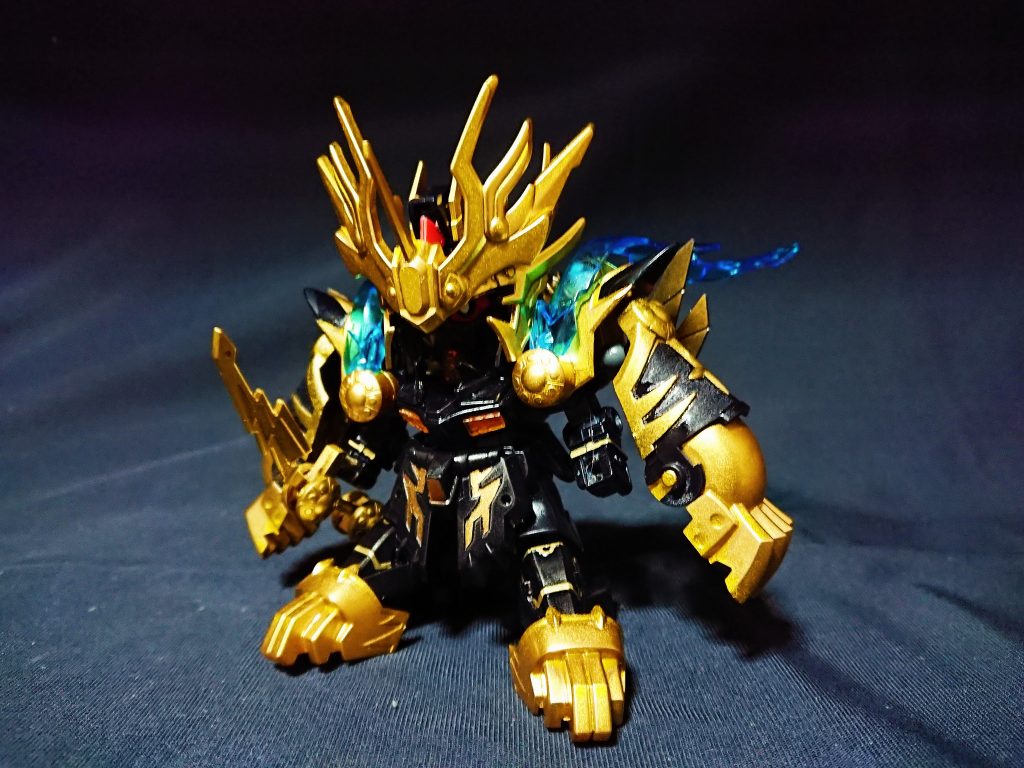 虎暁バンシィ 虎大帝形態
虎暁が虎燐魄を装備した姿。
両肩の爪からの闘気と大型重火器の雷孥砲が武器。
遠距離からの援護を得意とする。