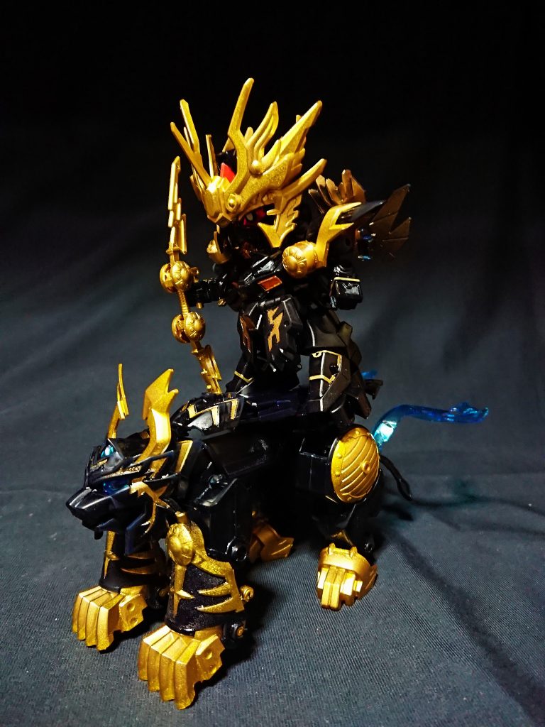 元の虎燐魄の後ろ腿、大帝時の下駄部分を虎暁虎燐魄の後ろ足装飾にしているので、足裏に付けて無理な体制でも騎乗できるようにしています。
虎燐魄を立たせたりバンシィを片足立ちさせても安定した騎乗が可能です。