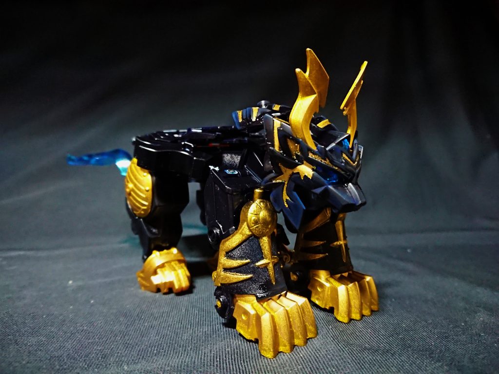 制作には轟大帝の虎燐魄と徳川家康頑駄無の白石を使用。
生物的要素を出すため一部パーツを付けていません。たとえば前足爪付け根のカバー等、今思えば付けても問題無かったかもw