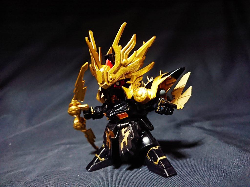 虎暁バンシィ 覚醒モード
その身のこなしは雷の如くと伝えられる。
闘気が高まると肩(XC)が展開する。
武器は弓にも両短刀にもなる雷刀弓(リボルビングアロー)での遠距離攻撃を得意とする。