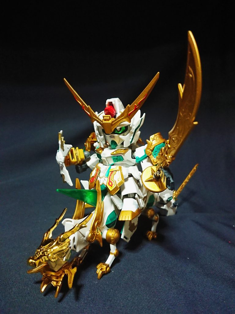 龍輝宝の背鰭を動かし、脇腹のシールドにユニコーンの足を引っかけることで騎乗できます。
龍輝宝が小さく見えるのは気のせいw