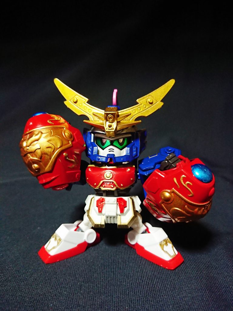 ナックルは孫策サイサリスのバインダー内部に真紅主のグローブを取り付け、逆手持ちでナックル仕様に、前後逆にし通常持ちでギガンティックマグナムを再現している。