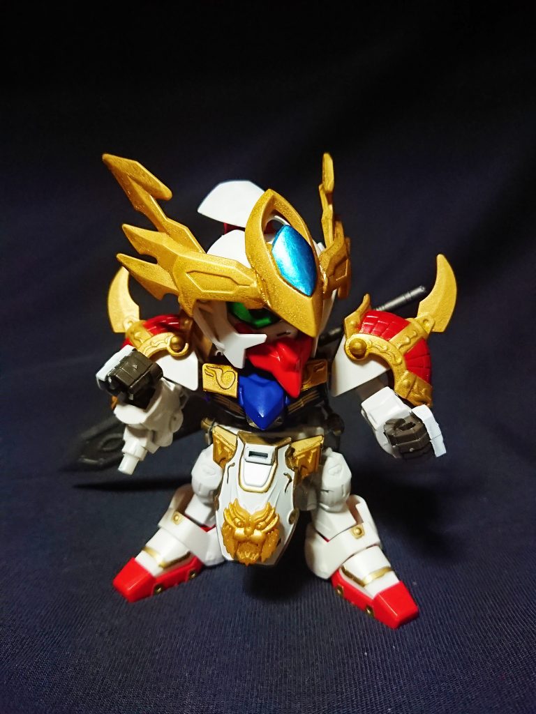 孫権ガンダムの次男で父に似て温和で、それ以上に冷静な性格。
細身の見た目に合わず、剣戦矛など重量級の武器を片手で扱うほどの力と器用さをもつ。
兄に孫登紫電(オルガ機)がいる。