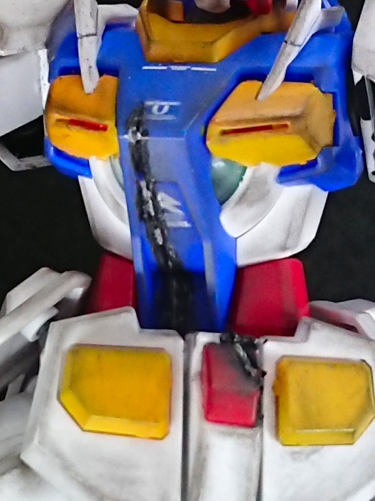 エクシア同様構えると見えない胸部装甲破損再現