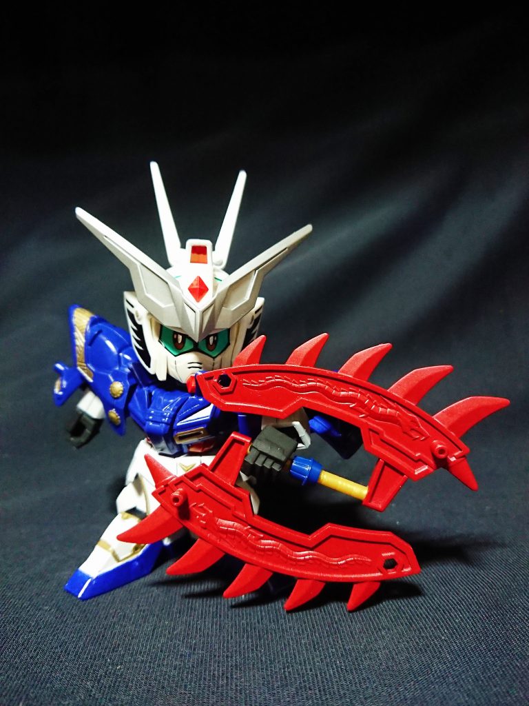 ムーンガンダムの武器のトマホークとバタフライエッジは、サイコプレートを組み合わせ再現しました。