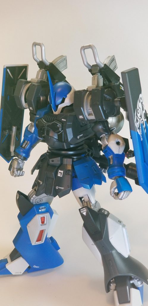 ヅダのシールド2枚使い。ボールデンアームズのボールジョイントでフレキシブルに動いてくれます。