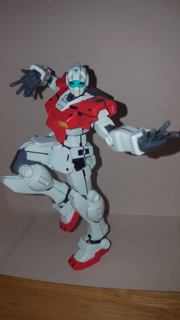 流派東方不敗は!
絶対に戦っちゃいけないリーオーってネタでおなじみになったポーズです。
片足での直立ですがかなり安定しています。