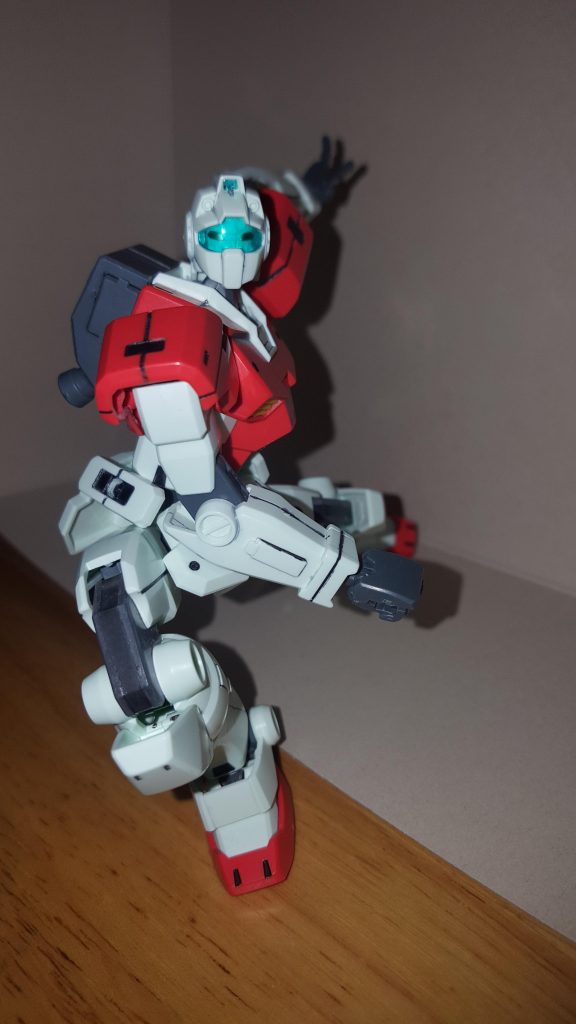 国民的漫画:ドラゴンボール より
孫悟空の構えポーズの一つです。
構図がダイナミックですが、ガンプラを魅せるのには向いていないと思います。