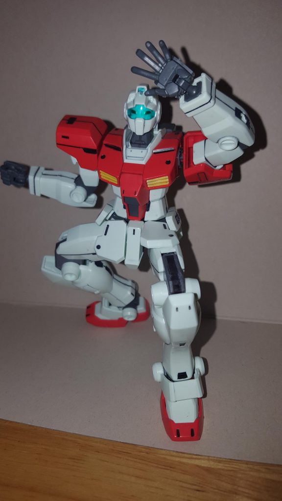 同じく、ドラゴンボールより
天津飯やベジータが取る事のある構えです。
同じドラゴンボールでも、このポーズの方がガンプラを魅せる点では向いていると思います。