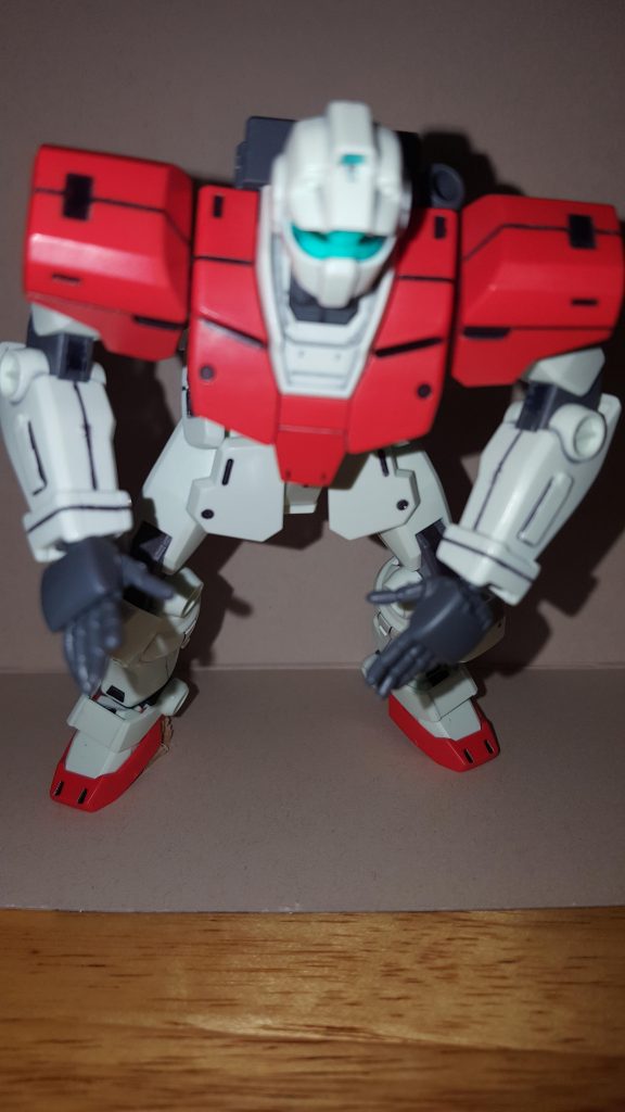 趣を変えて現実の人が取った構えです。
はい、吉田沙保里選手のタックル直前の構えです。
構えポーズです。
他のポーズと違って自立できないので、足の裏にテープを仕込んでいます。
これで吉田選手は自立してるんだって思うと、人間って本当にすごいです。