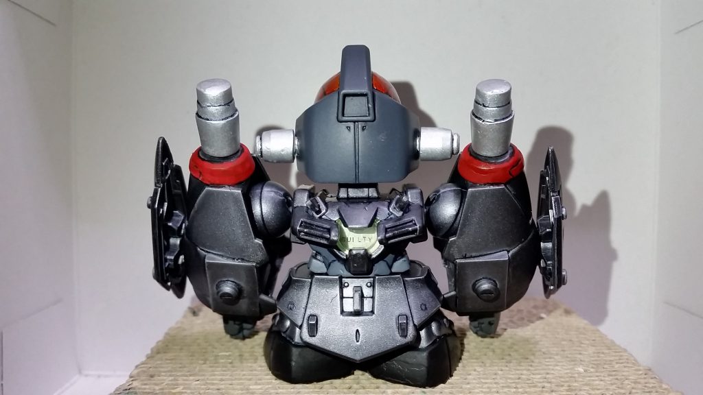 後ろ。後ろからだと胴体がエクシアだと分かりやすいですね。
背中のクリアパーツを覗き込むと…