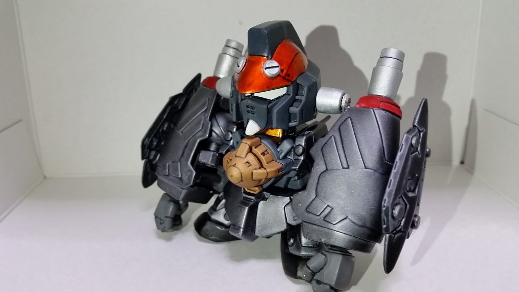 斜め。
リベットパーツ以外は、使用プラモはすべてSDです。
・頭部：ガンダムMk-Ⅱ、ガンキャノン
・胴体：ガンダムエクシア
・腕部：GP-02Aのフレキシブルバーニア、エクシア/エクシアR2の盾、ガンタンクの砲身、Gガンダムの手
・脚部：ザクⅡF型