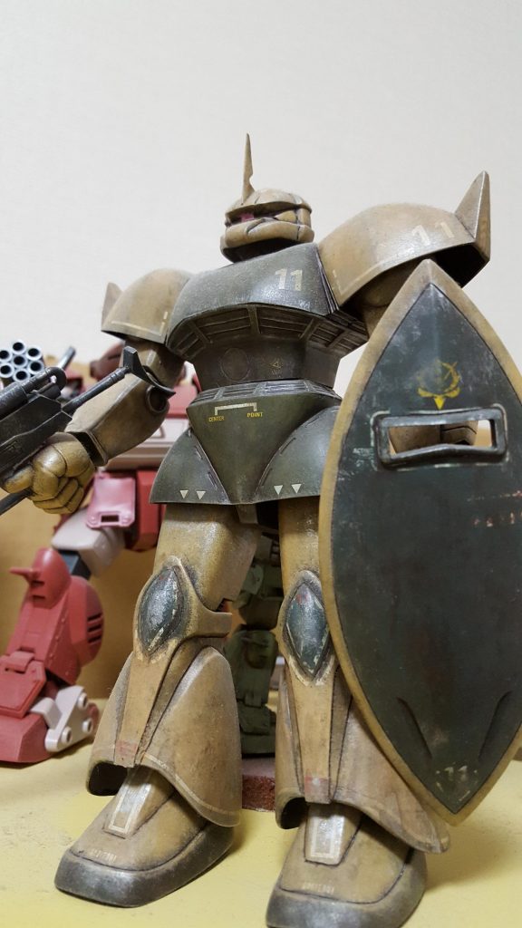 ハルレッドのベタ塗りを下地に、オリーブドラブ、やサンドイエローだったかと思います。エッジや膝には銀でハゲチョロしてます。お気に入りは右握り手です❤