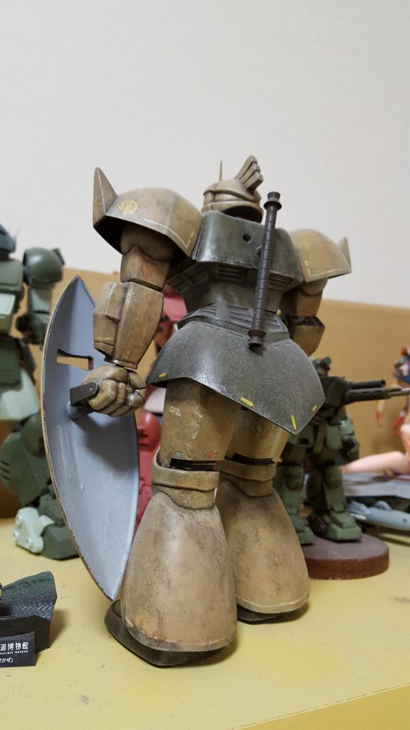 シールドの裏がサフ吹きのまま