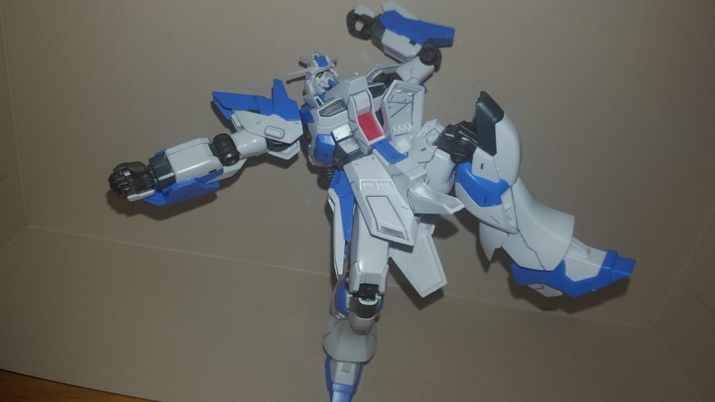 ちなみに、このようなポーズを取ると可動範囲を一気に確認できます。
しっちゃかめっちゃかしてて何とも言えない姿ですが……