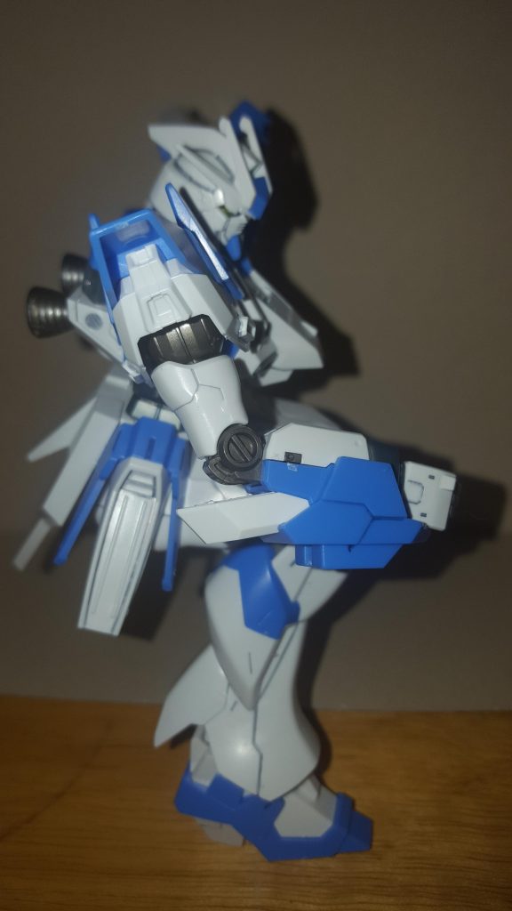 肩のゴツさで顔が見づらいですね。
手前側の脚も開けていないので全くかっこよくないです。