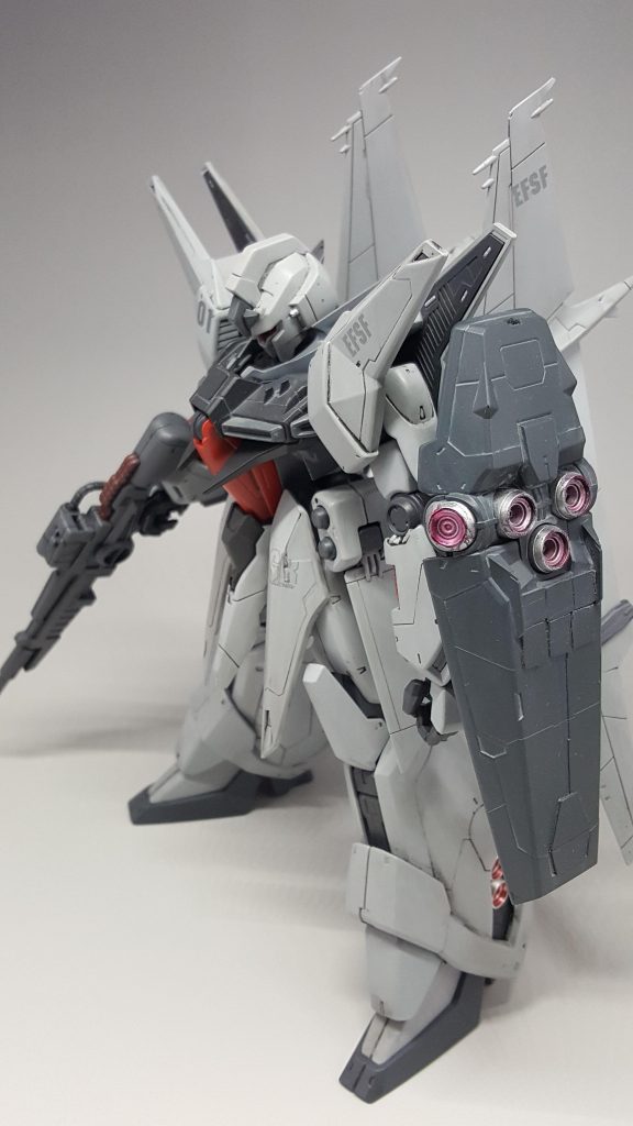 連邦が使用するということで胸と盾のジオンマークは外し、プラ板で穴を隠してます( ´ ▽ ` )ﾉ