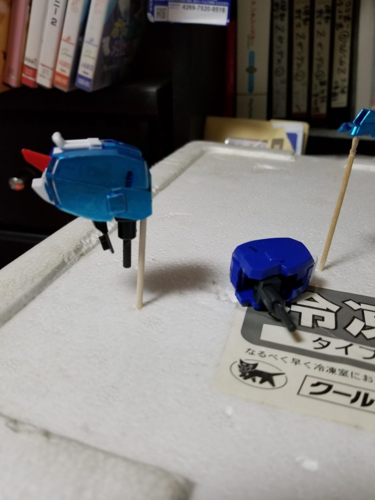 ガンダムマーカーで
塗っていった