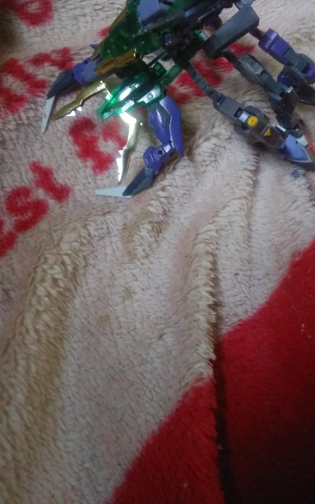 デススティンガーの爪と顔をイメージしてドラゴンハングとイージスの腕を利用して作りました。まだ、未完成ですけど。(^_^;)