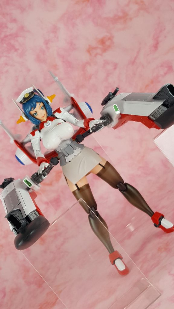 艤装にはEXモデルのアークエンジェルを使用しました。
腰と背中のジョイントに接続出来るよう、船体をバラして調整しています。