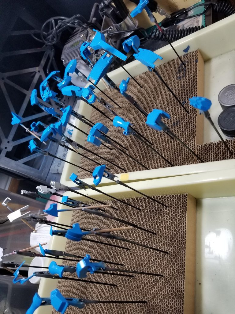 キットのピンクの成形色が強かったので、グレーのサーフェイサーで下地をニュートラルにして、スカイブルーを塗装。