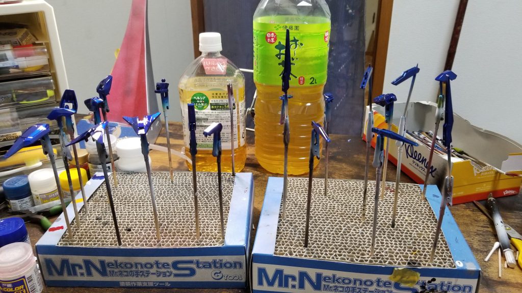 塗装は青をつや消しとキャンディ、関節のガンメタにクリスタルカラーの...なんだっけトルマリングリーンだっけ？
とりあえず緑混ぜました
一応見事に見えないけどうっすら緑がかったと思う事にします