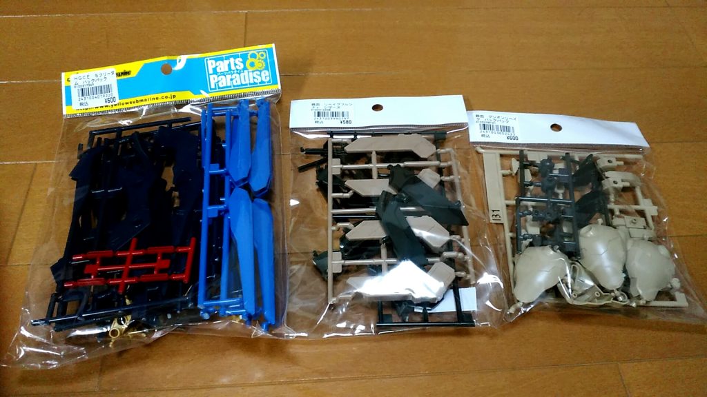 大きなパーツの付け足しはグシオンリベイクのバックパックとフルシティのシザーシールドくらいです。(ストフリのパーツ写ってますが無視でお願いします)