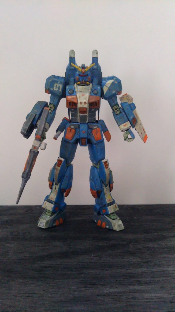 最初に、筆塗りで黒下地、その後は筆塗りで七色水玉。