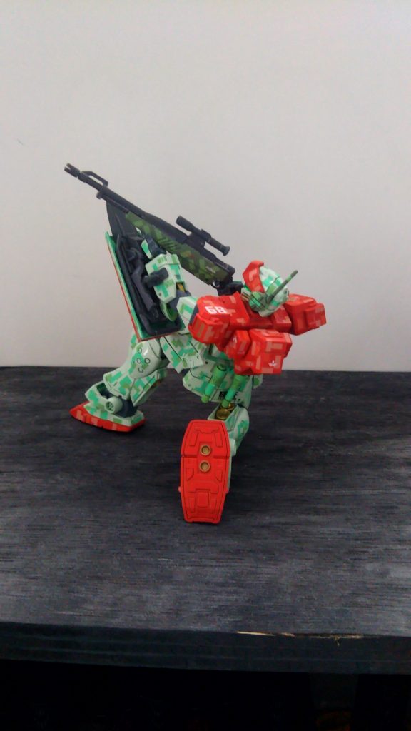 後ろから、狙い撃つポーズはなかなか決まらないです。