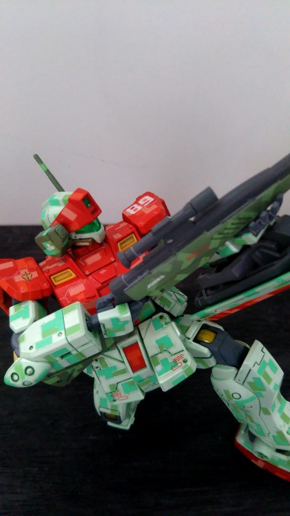 近くで見ればポーズも気にならないかな。